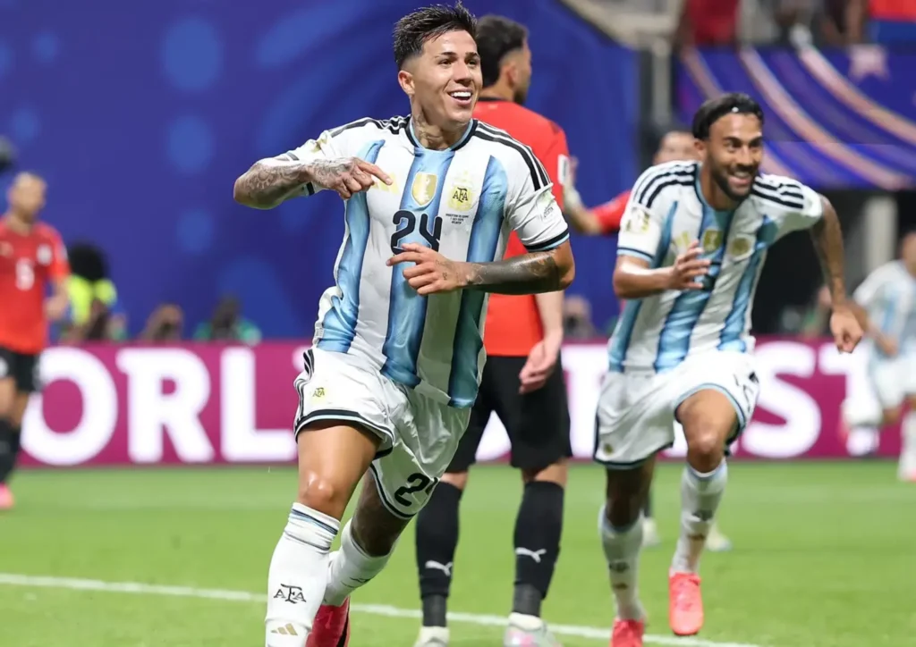 Argentina vira sobre o Egito no fim, vence por 3 a 2 e avança às quartas