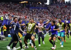 Argentina vira nos acréscimos, bate a Inglaterra e vai à final da Copa