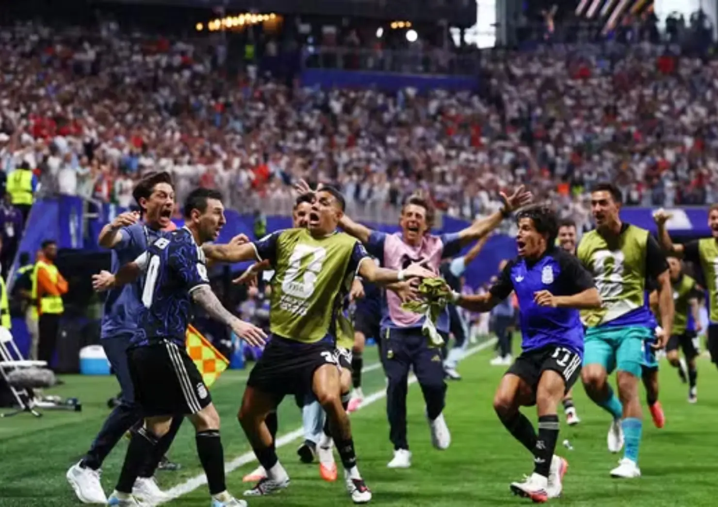 Argentina vira nos acréscimos, bate a Inglaterra e vai à final da Copa