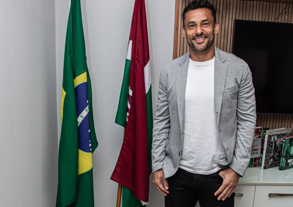 Fred retorna ao futebol como técnico do Fluminense