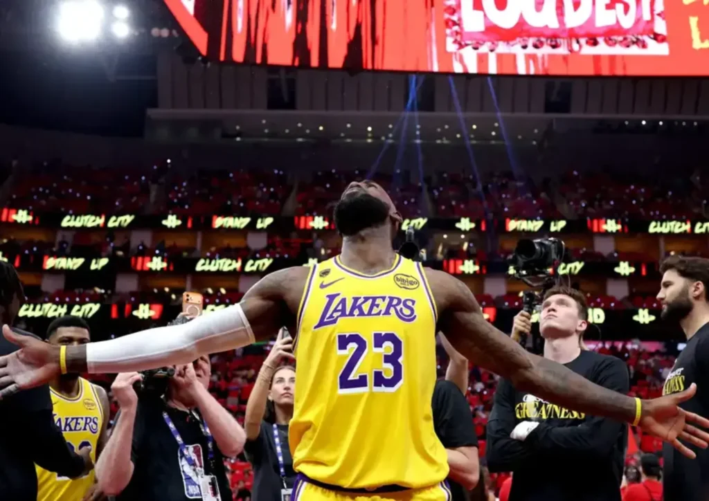 LeBrom James define futuro e jogará pelo 76ers na NBA