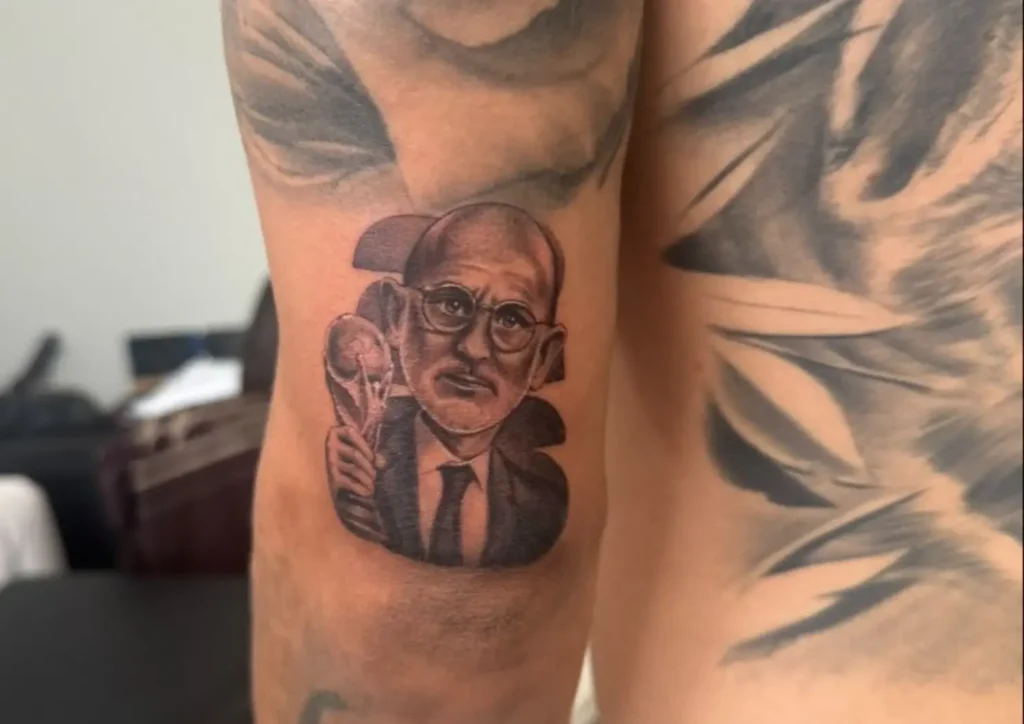 Cucurella cumpre promessa e tatua Luís De la Fuente