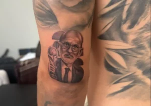 Cucurella cumpre promessa e tatua Luís De la Fuente