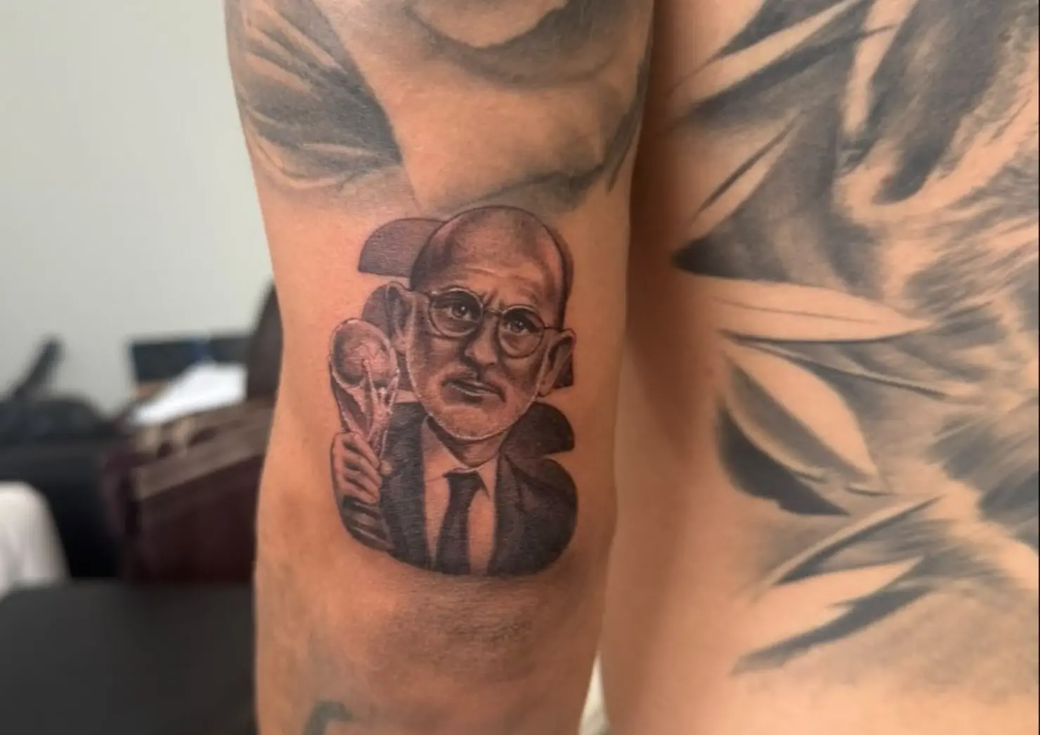 Cucurella cumpre promessa e tatua Luís De la Fuente