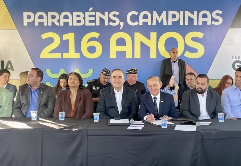 Durante a transferência simbólica da sede da Prefeitura para o bairro, o prefeito Sandro Mabel anunciou projetos para revitalização urbana, recuperação de prédios públicos, obras e incentivo à ocupação residencial da região