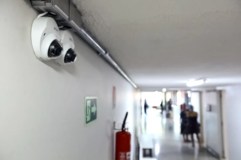 Lei torna obrigatórias câmeras em atendimentos a pessoas com deficiência no DF