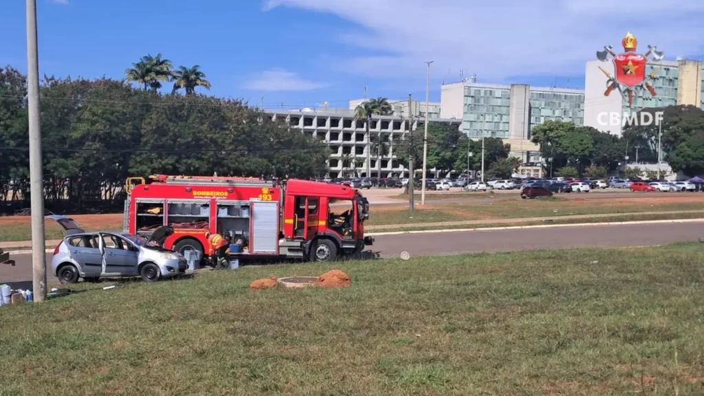 Sinistro entre dois carros deixa motoristas feridos na Asa Norte (DF)