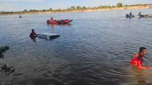 Carro cai no Rio Araguaia em Cocalinho e é removido por bombeiros de Goiás