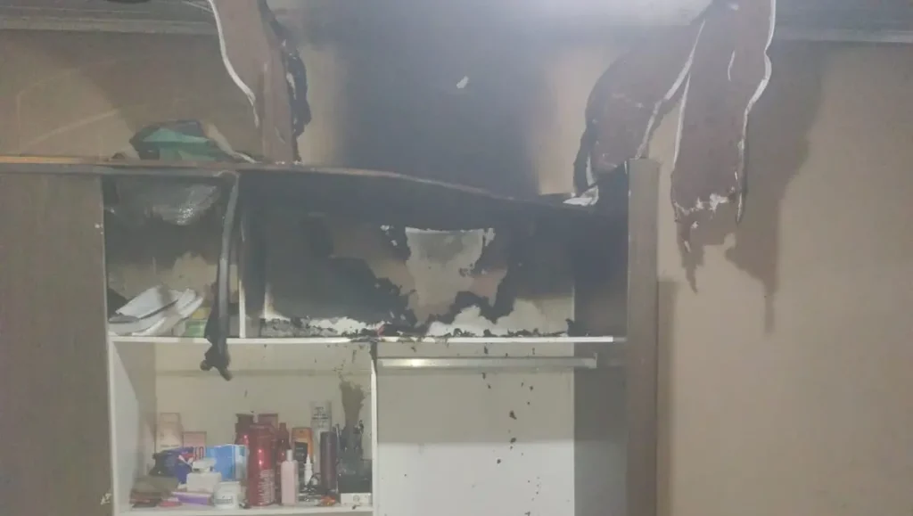 Celular explode durante carregamento e destrói quarto em Itumbiara
