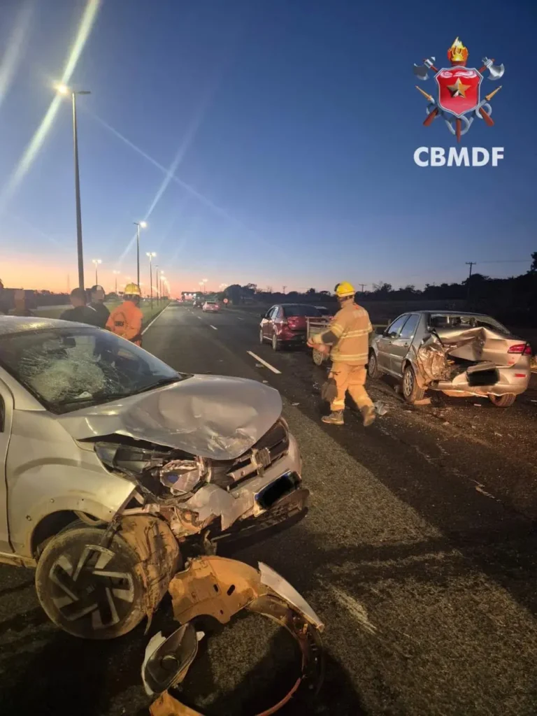 Colisão entre três veículos provoca interdição na BR-070 em Brasília