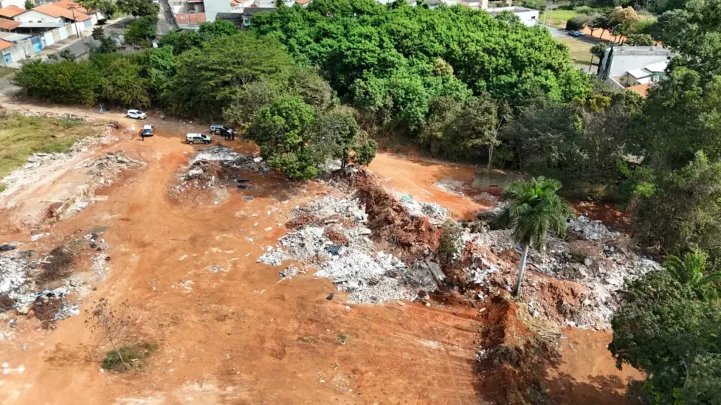 Caminhão é flagrado descartando entulho de forma irregular e empresa é multada em Goiânia