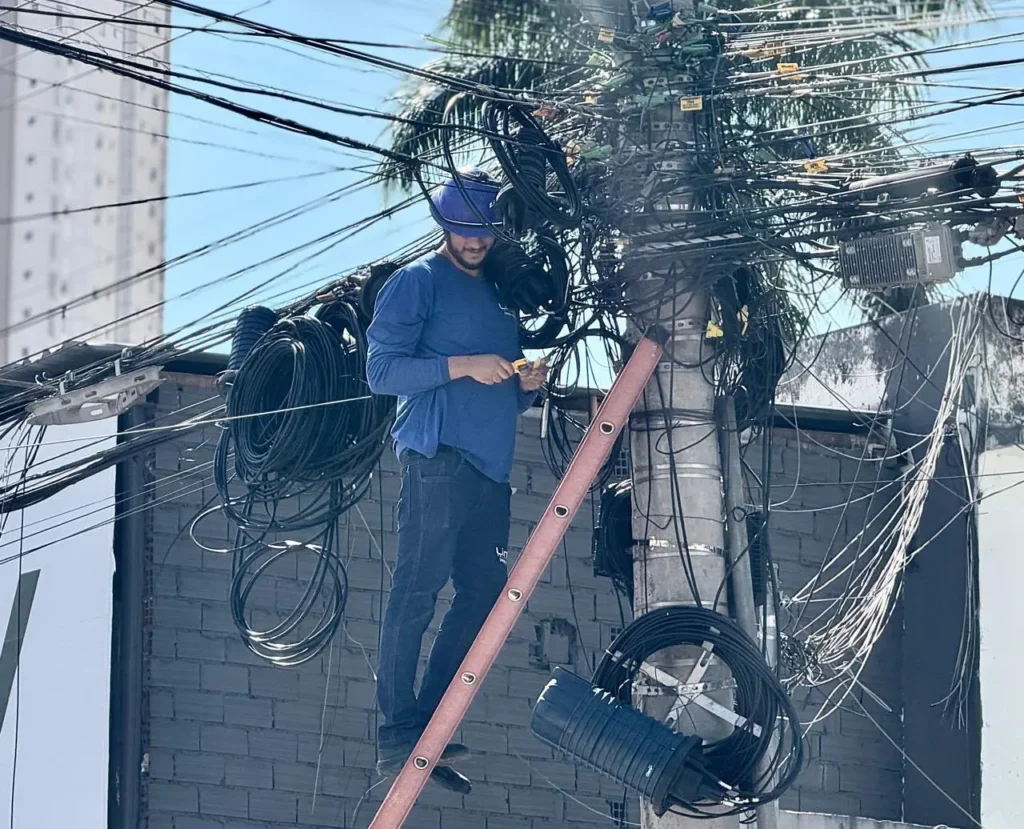 Quase 120 km de fios soltos já foram retirados em Goiânia
