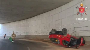 Veículo com gestante tomba em um viaduto em Brasília