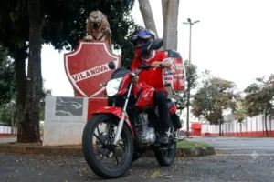 É o amor: torcedor do Vila Nova cruza o país de moto rumo a Maceió