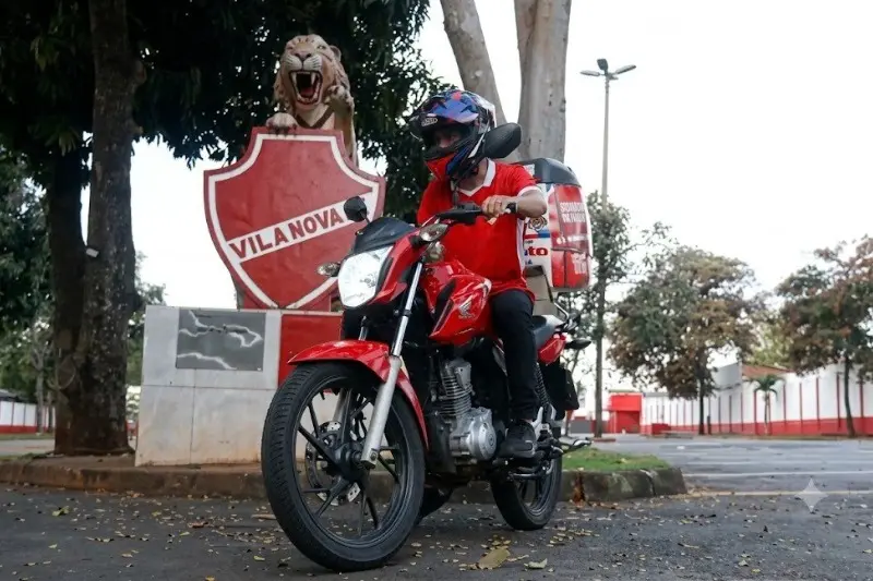 É o amor: torcedor do Vila Nova cruza o país de moto rumo a Maceió