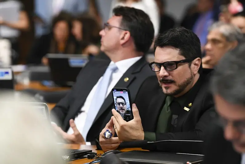 Candidatos antiquados gastam à toa para parecer modernos nas redes