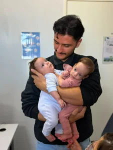 Gêmeas siamesas chegam a Goiânia para preparação de cirurgia