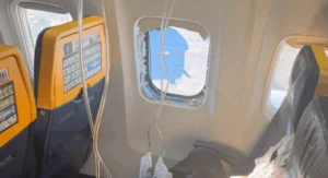 Incidente com janela em voo da Ryanair deixa passageiro ferido