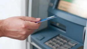Empréstimo sai direto da conta? Cliente pode cancelar débito automático