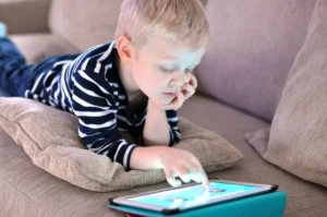 Projeto que proíbe redes sociais para menores de 16 anos será debatido na Câmara