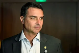 Flávio lê carta de Bolsonaro e reforça pré-candidatura ao Planalto