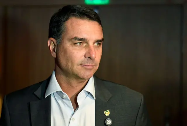 Flávio lê carta de Bolsonaro e reforça pré-candidatura ao Planalto