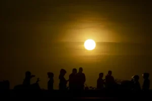 Domingo de sol, calor e tempo seco em Goiás exige atenção com a baixa umidade
