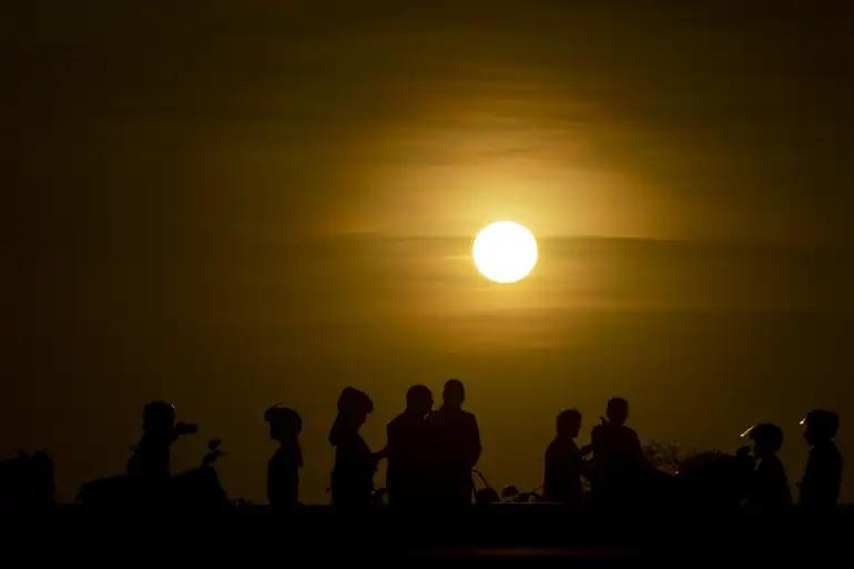 Domingo de sol, calor e tempo seco em Goiás exige atenção com a baixa umidade