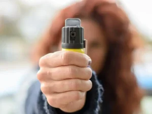 Mulheres já podem comprar spray de pimenta; veja as regras