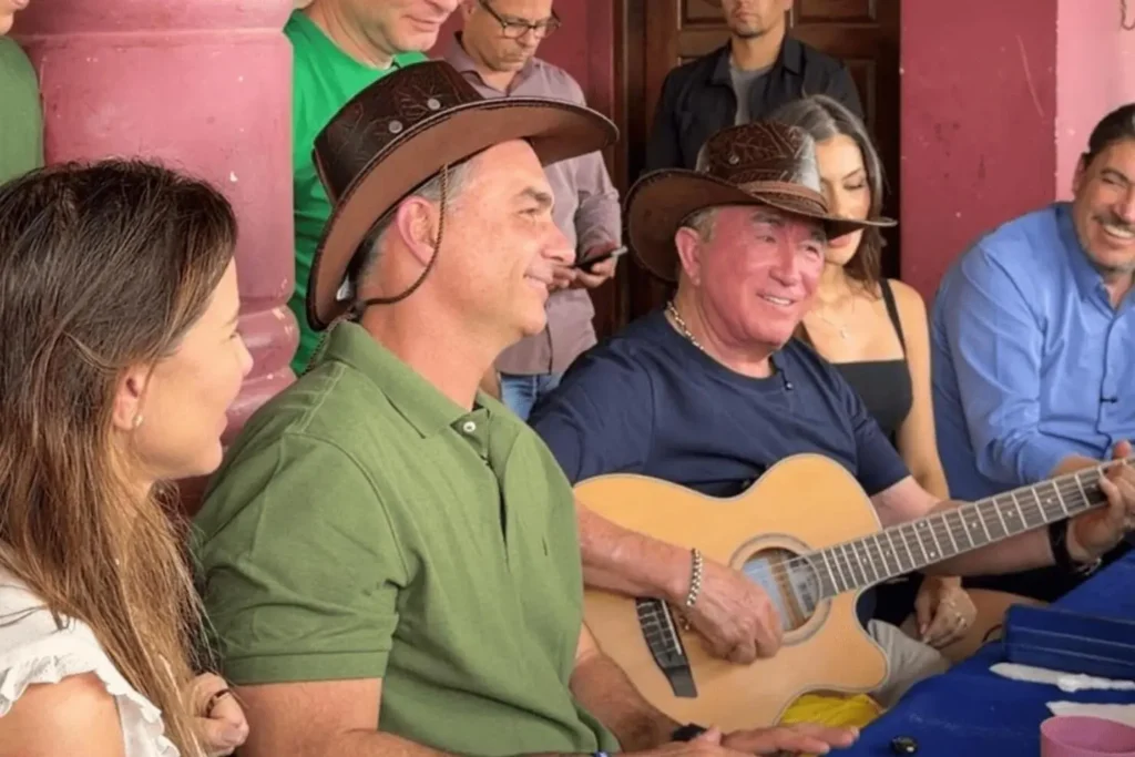 De chapéu sertanejo, Flávio Bolsonaro almoça com Amado Batista em Goiás