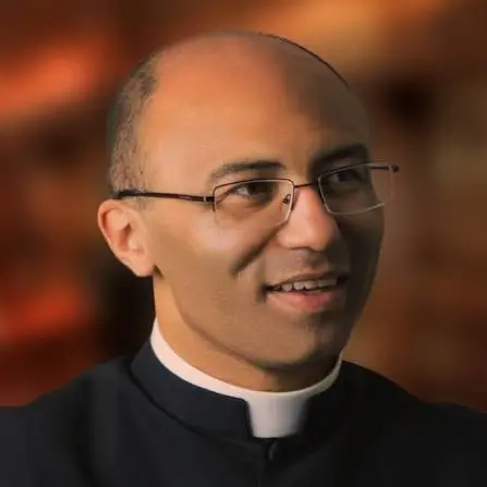 Padre excomungado cita religiosos investigados e condenados por abuso sexual ao contestar punição
