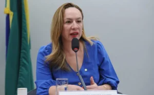 Comissão aprova projeto que obriga agressor a pagar tornozeleira eletrônica