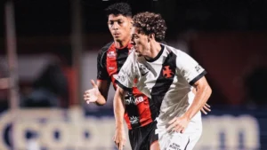 Botafogo vence nos acréscimos e Vitória bate o Vasco na volta do Brasileirão