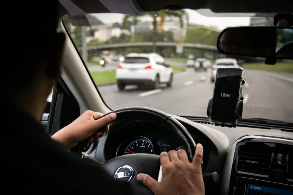 MPT processa Uber e pede R$ 321 milhões por taxa a motoristas