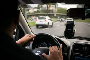 MPT processa Uber e pede R$ 321 milhões por taxa a motoristas
