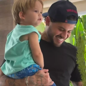 Zé Felipe é alvo de denúncia após vídeo em que ensina filho a repetir fala de cunho sexual