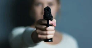 Câmara mantém projeto que prevê até R$ 5 mil para armas a mulheres em Goiânia