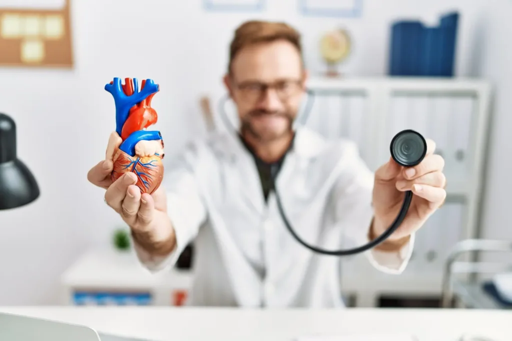 Doenças cardíacas avançam sem sintomas por anos; cardiologista explica quando buscar avaliação