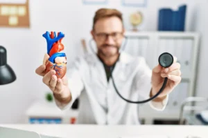Doenças cardíacas avançam sem sintomas por anos; cardiologista explica quando buscar avaliação