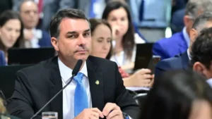 Flávio Bolsonaro corre contra o tempo para definir candidata a vice mulher