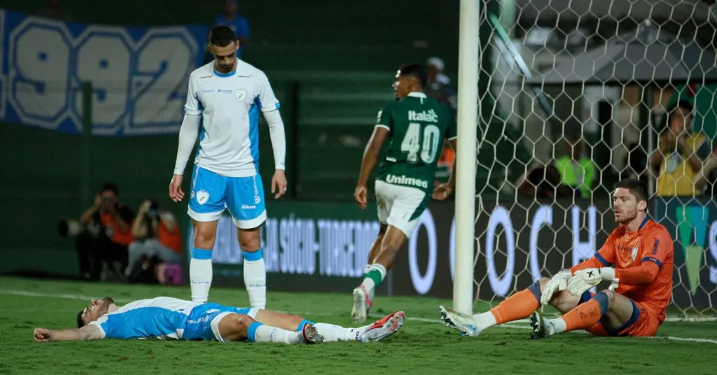 Goiás segura pressão e vence o Londrina por 1 a 0 na Serrinha