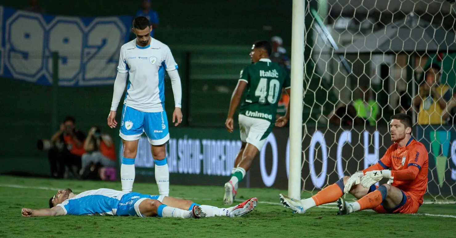 Goiás segura pressão e vence o Londrina por 1 a 0 na Serrinha