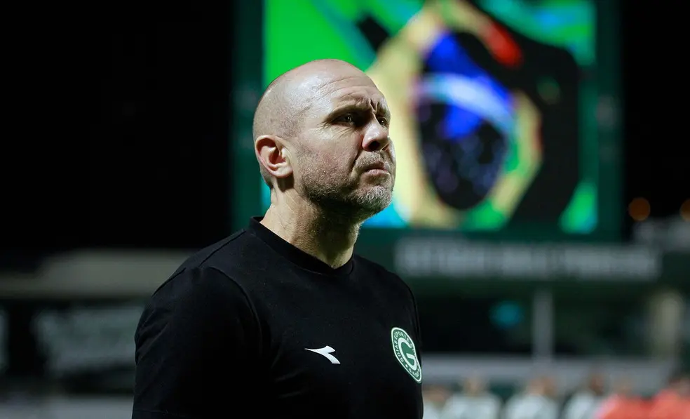 Mozart assume responsabilidade por derrota e confirma disputa entre goleiros