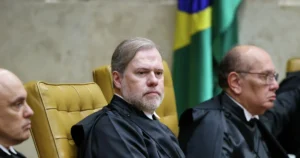 Decisão de Toffoli contra Renan Santos provoca críticas entre ministros do TSE