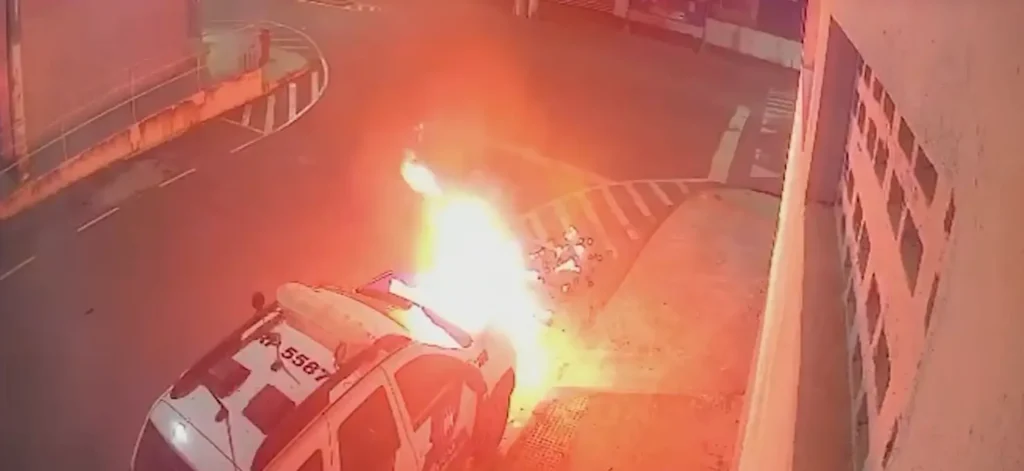 Motociclista incendeia viatura da PM e foge no Espírito Santo