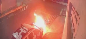 Motociclista incendeia viatura da PM e foge no Espírito Santo