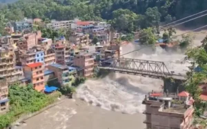 Enchentes no Nepal e no Tibete deixam 98 mortos e 834 desaparecidos