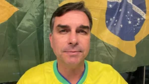 TSE manda retirar posts de Flávio que ligam Lula ao PCC e CV