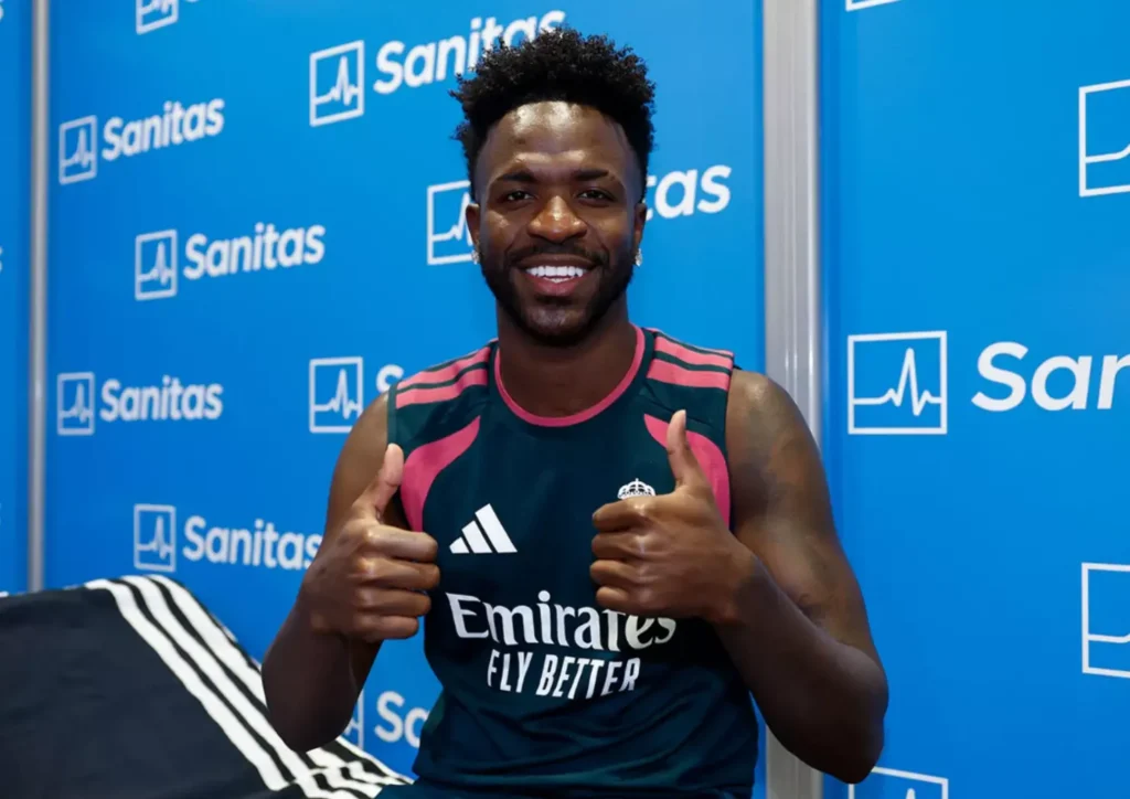 Vini Jr. retorna ao Real Madrid mas renovação segue travada