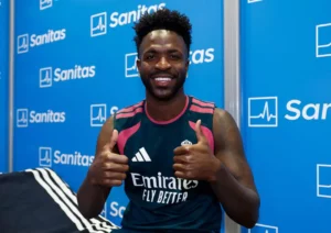 Vini Jr. retorna ao Real Madrid mas renovação segue travada